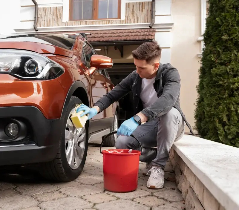 Lavage auto à domicile Valsonne : professionnel intervenant sur un véhicule